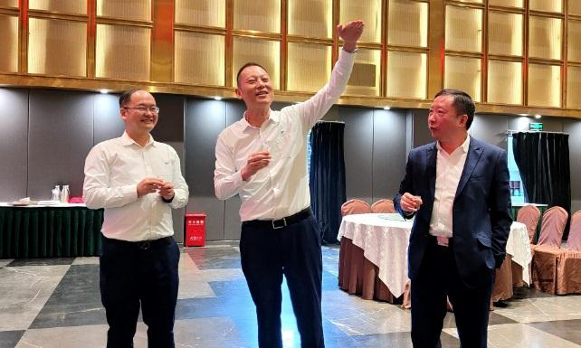 禮贊勞動者——天馬玻璃隆重舉行2021 年勞動競賽、專利獲得者表彰大會(圖1)